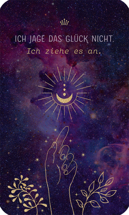 Gezeigt wird eine Innen- oder Zusatzansicht von „Herzenswünsche ans Universum“. Das Bild zeigt einen tiefblauen, galaktischen Hintergrund mit lila und violetten Farbtönen, der einen mystischen Eindruck vermittelt. Im Vordergrund befindet sich eine stilisierte Hand, die nach oben zeigt, umgeben von goldenen Pflanzenmustern. Darüber erhebt sich ein goldener Strahl mit einem mondförmigen Symbol. Die Schrift ist in einer eleganten, geschwungenen Typografie gehalten und trägt den Text...