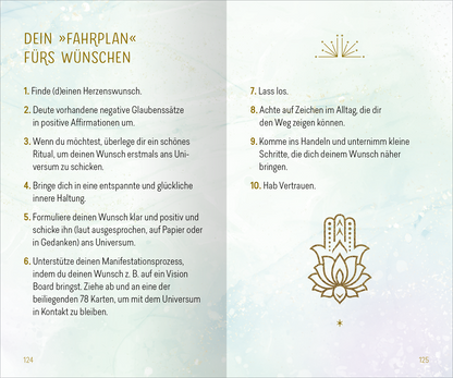 Gezeigt wird eine Innenansicht von „Herzenswünsche ans Universum“. Die Seite ist in sanften Pastellfarben gehalten, mit einem Wasserfarbeneffekt im Hintergrund. Die Überschrift „DEIN »FAHRPLAN« FÜR&#039;S WÜNSCHEN“ ist in einer eleganten, leicht verspielten Schriftart gestaltet. Unter der Überschrift sind zehn nummerierte Schritte in klar lesbarer Typografie aufgelistet, die Anleitungen zur Wunscherfüllung bieten. Grafische Elemente wie Symbole und Ornamente ergänzen das...