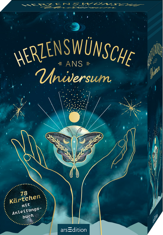Das Buchcover zeigt einen tiefblauen Hintergrund, der an den Nachthimmel erinnert. In der oberen Mitte steht der Titel „Herzenswünsche ans Universum“ in goldener, geschwungener Schrift. Darunter sind stilisierte Hände abgebildet, die ein schimmerndes, leuchtendes Herz aus einer Schmetterlingsfigur halten. Funkelnde Sterne und Planeten umgeben die Illustration und schaffen eine magische Atmosphäre. In der unteren linken Ecke befindet sich ein roter SPIEGEL-Bestseller-Button mit dem Text...