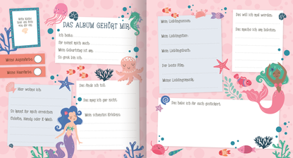 Gezeigt wird eine Innen- oder Zusatzansicht von „Alle meine Freunde – Meerjungfrau | Mit über 300 Stickern“. Die bunten Seiten sind in sanften Rosa- und Blautönen gehalten und zeigen verspielte Illustrationen von Meerjungfrauen, Seesternen, Quallen und anderen Meeresbewohnern. In verschiedenen Kästchen können persönliche Informationen und Vorlieben eingetragen werden. Die Schrift ist klar lesbar und freundlich, ergänzt durch dekorative grafische Elemente und verspielte Schriftzüge,...