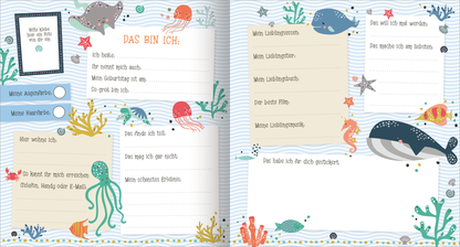 Gezeigt wird eine Innen- oder Zusatzansicht von „Alle meine Freunde – Meerjungfrau | Mit über 300 Stickern“. Die Doppelseite ist in sanften Blau- und Türkistönen gehalten und zeigt eine Unterwasserlandschaft mit Zeichnungen von Fischen, Kraken und anderen Meeresbewohnern. Auf der linken Seite befindet sich ein Bereich mit dem Titel „DAS BIN ICH“, der leere Felder für persönliche Angaben bietet, umgeben von bunten Korallen und Seetieren. Die Schrift ist kinderfreundlich und klar...