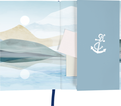 Gezeigt wird eine Innen- oder Zusatzansicht von „myNOTES Notizbuch A5: Meer“. Die Ansicht zeigt eine sanfte Farbpalette in Blau, Beige und Weiß, die an eine maritime Landschaft erinnert. Auf der linken Seite befindet sich ein subtiler Farbverlauf mit gebogenen Formen, während die rechte Seite in einem pastellblauen Farbton gehalten ist und ein aufgedrucktes Anker-Motiv in Weiß zeigt. Ein zusätzlicher farbiger Notizzettel ist eingeschoben, um praktische Nutzung zu ermöglichen.