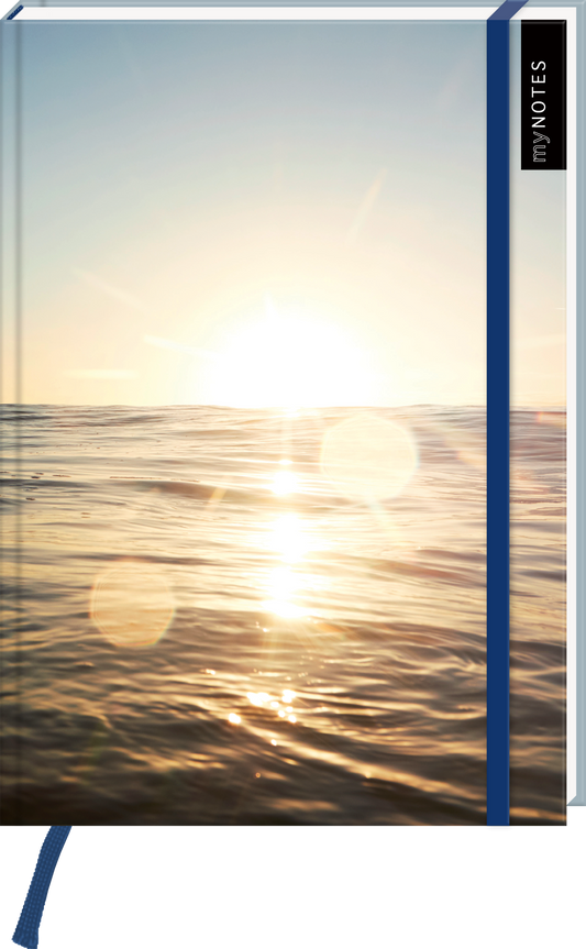 Das Buchcover zeigt eine beruhigende Szene am Meer, wobei die Sonne strahlend über den Horizont aufgeht und das Wasser in sanften Wellen reflektiert. Die Farbpalette besteht aus sanften Blau- und Gelbtönen, die eine harmonische Atmosphäre schaffen. In der oberen rechten Ecke ist der Titel „my NOTES“ in klarer, moderner Schrift platziert. Ganz unten mittig steht der Logoschriftzug von arsEdition.