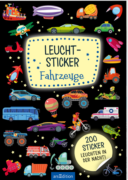 Auf dem Buchcover „Leucht-Sticker Fahrzeuge“ von arsEdition stehen bunte, kindgerechte Fahrzeugillustrationen auf schwarzem Hintergrund. Zu sehen sind unter anderem Autos, Flugzeuge und ein Rettungswagen, umgeben von kleinen Sternen und verschiedenen Formen. Der Titel in verspielter Schrift ist gelb umrandet. Ein runder Button weist auf „200 Sticker leuchten in der Nacht“ hin. Ganz unten mittig steht der Logoschriftzug von arsEdition.