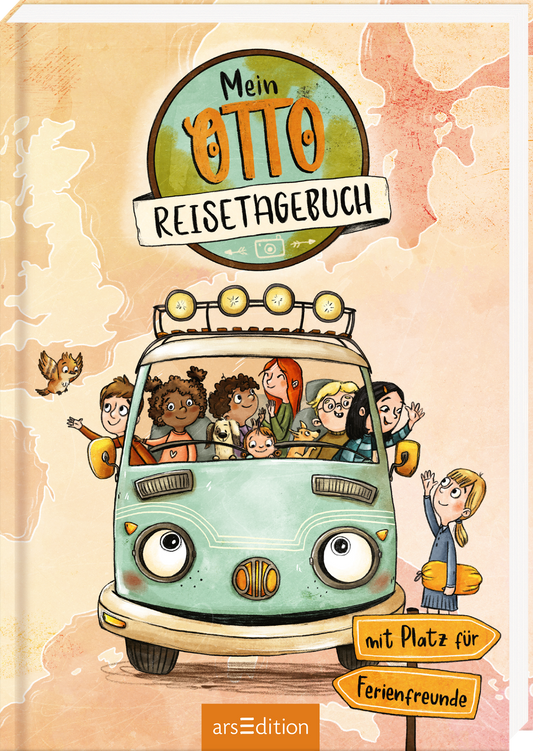 Auf dem Buchcover „Mein OTTO Reisetagebuch“ ist ein bunten, handgezeichneten VW-Bus abgebildet, in dem mehrere Kinder und Erwachsene fröhlich sitzen, während ein Vogel über ihnen fliegt. Der Titel ist in großen, orangefarbenen Buchstaben über dem Bus angeordnet, darunter steht in einer verspielten Schrift „Reisetagebuch“. Unten rechts ist ein gelbes Banner mit der Aufschrift „mit Platz für Ferienfreunde“ zu sehen. Ganz unten mittig steht der Logoschriftzug von arsEdition.
