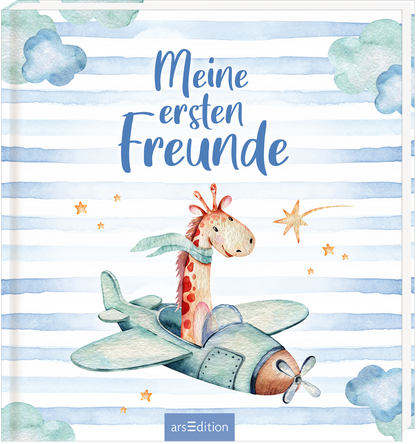 Der Buchcover zeigt eine niedliche Giraffe mit einem grünen Schal, die in einem nostalgischen Flugzeug sitzt. Der Hintergrund ist in sanften Blau- und Weißtönen mit gestreiften Wolken und kleinen, goldenen Sternen gestaltet. Der Titel „Meine ersten Freunde“ ist in verspielter, blauer Schriftart oben auf dem Cover platziert, die eine fröhliche Atmosphäre vermittelt. Ganz unten mittig steht der Logoschriftzug von arsEdition.