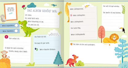 Gezeigt wird eine Innenansicht von „Alle meine Freunde – Dino | Mit über 300 Stickern“. Die Seite ist in sanften, pastellfarbenen Tönen gehalten, mit Illustrationen von freundlichen Dinos und anderen Tieren. Verschiedene Textfelder sind für persönliche Angaben wie „Mein Lieblingsessen“ und „Mein schönstes Erlebnis“ vorgesehen. In der oberen linken Ecke ist Platz für ein Foto. Die rechte Seite enthält Fragen zu Vorlieben wie Lieblingstier oder -buch. Unter den linierten...