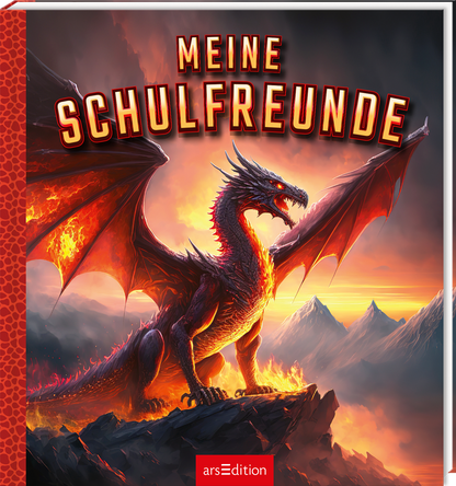 Das Buchcover zeigt einen majestätischen Drachen mit weit ausgebreiteten, feuerroten Flügeln vor einer dramatischen Berglandschaft, die von orange- und rote Farbtönen beleuchtet wird. Oben in prägnanter, rot-goldener Schrift steht „MEINE SCHULFREUNDE“. Die Atmosphäre ist abenteuerlich und spannend, was die Fantasie anregt. Ganz unten mittig steht der Logoschriftzug von arsEdition.