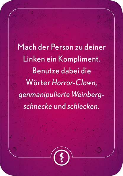 Gezeigt wird eine Innen- oder Zusatzansicht von „Bloß nicht lachen“. Die Karte hat einen leuchtend violetten Hintergrund mit einer matten Textur. In der Mitte steht der kontrastierende, weiße Text in einer klaren, futuristischen Schriftart. Die Aussage fordert den Leser auf, der Person zu seiner Linken ein Kompliment zu machen und nutzt humorvolle Begriffe wie „Horror-Clown“ und „genmanipulierte Weinbergschnecke“. Am unteren Rand befindet sich ein schlichtes, grafisches Element.