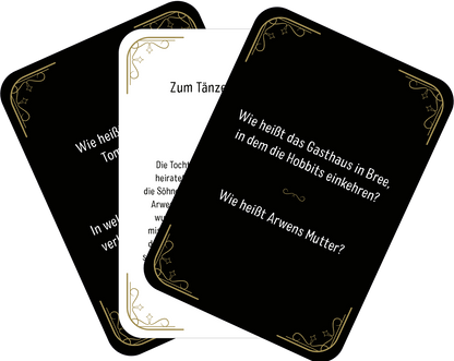 Gezeigt wird eine Innen- oder Zusatzansicht von „Das Quiz der Ringe“. Die Darstellung umfasst mehrere Karten mit schwarzem Hintergrund und eleganten goldenen Verzierungen. Die Vorderseiten zeigen Fragen in auffälliger, weißer Schrift, während die Rückseiten detaillierte Antworten in kleinerer, klarer Schrift präsentieren. Die Typografie ist modern und gut lesbar, was die Auffassung der Inhalte erleichtert. Die Gestaltung fördert eine ansprechende und übersichtliche Spielerfahrung.