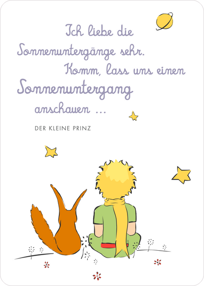 Gezeigt wird eine Innen- oder Zusatzansicht von „Man sieht nur mit dem Herzen gut. 25 Botschaften vom kleinen Prinzen“. Die Illustration zeigt einen kleinen Prinzen mit blonden Haaren und einem grünen Overall, der zusammen mit einem Fuchs im Vordergrund sitzt. Dahinter sind stilisierte Sterne und ein Planet zu sehen. Die textliche Botschaft in eleganter, geschwungener Schrift weist in sanften Lila- und Gelbtönen auf die Liebe zu Sonnenuntergängen hin. Die gesamte Komposition strahlt Ruhe...