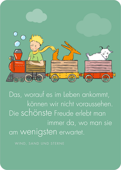 Gezeigt wird eine Innen- oder Zusatzansicht von „Man sieht nur mit dem Herzen gut. 25 Botschaften vom kleinen Prinzen“. Die Illustration zeigt einen kindlichen Protagonisten mit blonden Haaren in einem bunten Zug, der von einem Kamel und einem Schaf begleitet wird. Der Hintergrund ist in sanften Grüntönen gehalten, umrahmt von Wolken und Luftblasen. Der Text in klarer, bunter Typografie vermittelt eine positive, nachdenkliche Botschaft über das Leben und die Freude.