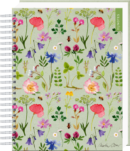 Das Buchcover zeigt ein sanft grünliches Hintergrundmuster, das mit verschiedenen handgezeichneten Blumen in kräftigen Farben verziert ist. Vorwiegend dominieren rosa, rote und blaue Blüten, während grüne Blätter und kleine Insekten wie Bienen das Design ergänzen. Oben rechts befindet sich ein grünes Banner mit der Aufschrift „my NOTES“. Unten rechts ist der Schriftzug von der Urheberin „Marie O“ zu sehen. Ganz unten mittig steht der Logoschriftzug von arsEdition.