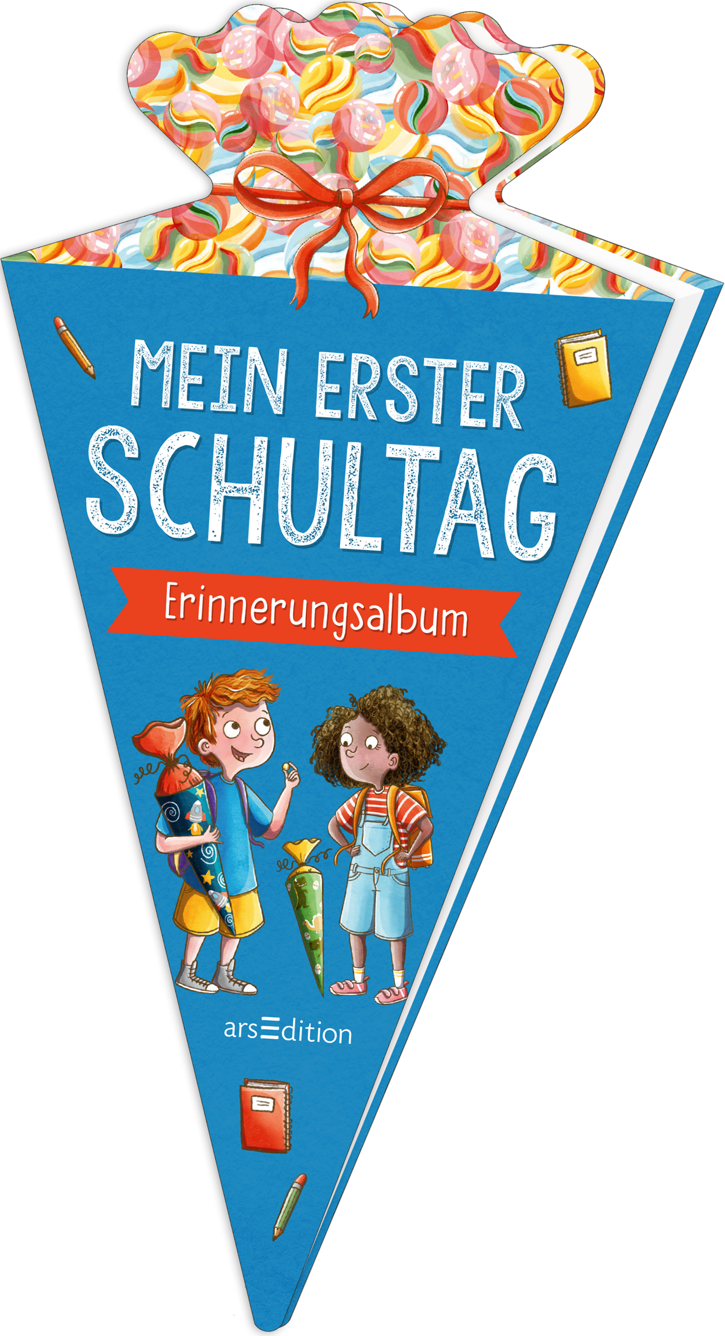 Das Buchcover zeigt ein auffälliges, dreieckiges Design in kräftigem Blau, das an eine Schultüte erinnert. Oben sind bunte Süßigkeiten abgebildet und ein rotes Geschenkband umrahmt das Cover. In der Mitte steht in großen, weißen Buchstaben „MEIN ERSTER SCHULTAG“, darunter der Schriftzug „Erinnerungsalbum“ auf einem roten Hintergrund. Zwei fröhliche Kinder, ein Junge mit braunen Haaren und ein Mädchen mit Locken, halten eine Schultüte. Ganz unten mittig steht der Logoschriftzug...