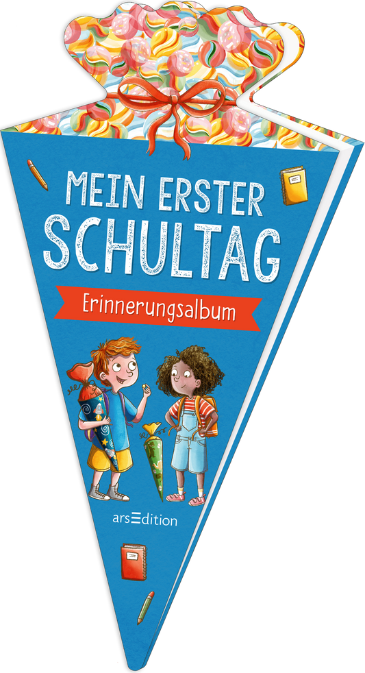Das Buchcover zeigt ein auffälliges, dreieckiges Design in kräftigem Blau, das an eine Schultüte erinnert. Oben sind bunte Süßigkeiten abgebildet und ein rotes Geschenkband umrahmt das Cover. In der Mitte steht in großen, weißen Buchstaben „MEIN ERSTER SCHULTAG“, darunter der Schriftzug „Erinnerungsalbum“ auf einem roten Hintergrund. Zwei fröhliche Kinder, ein Junge mit braunen Haaren und ein Mädchen mit Locken, halten eine Schultüte. Ganz unten mittig steht der Logoschriftzug...