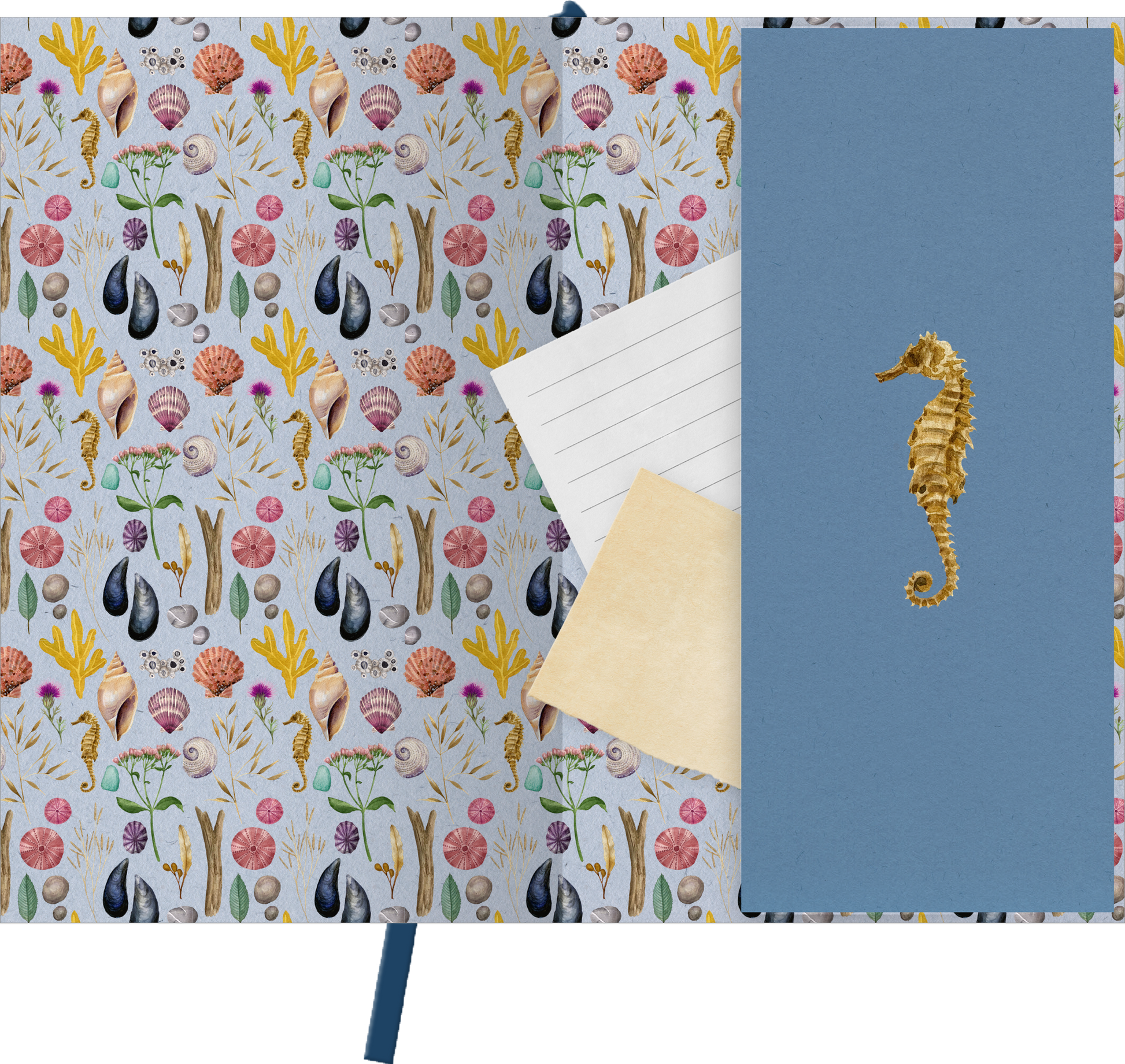 Gezeigt wird eine Innen- oder Zusatzansicht von „myNOTES Papeterie: Notizbuch A6 Naturschätze“. Die Innenseite zeigt ein farbenfrohes Muster mit maritimen Motiven, darunter Muscheln, Seesterne und Pflanzen in sanften Pastelltönen auf beigem Hintergrund. Das Notizbuch hat einen blauen Einband mit einer goldfarbenen Seepferdchen-Prägung, die einen eleganten Kontrast bildet. Einzelne Blätter mit linierter und unlinierter Fläche liegen sichtbar, um die Vielseitigkeit des Notizbuchs...