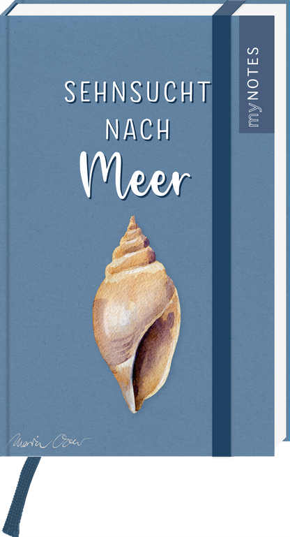 Das Buchcover zeigt einen sanften, blauen Hintergrund. In der Mitte prangt der Titel „SEHNSUCHT NACH MEER“ in einer geschwungenen, weißen Schrift. Darunter ist eine detaillierte, aquarellierte Muschel in sanften Erdtönen abgebildet. Oben links erkennt man den Schriftzug „my NOTES“ in einer modernen, grauen Typografie. Ganz unten mittig steht der Logoschriftzug von arsEdition.