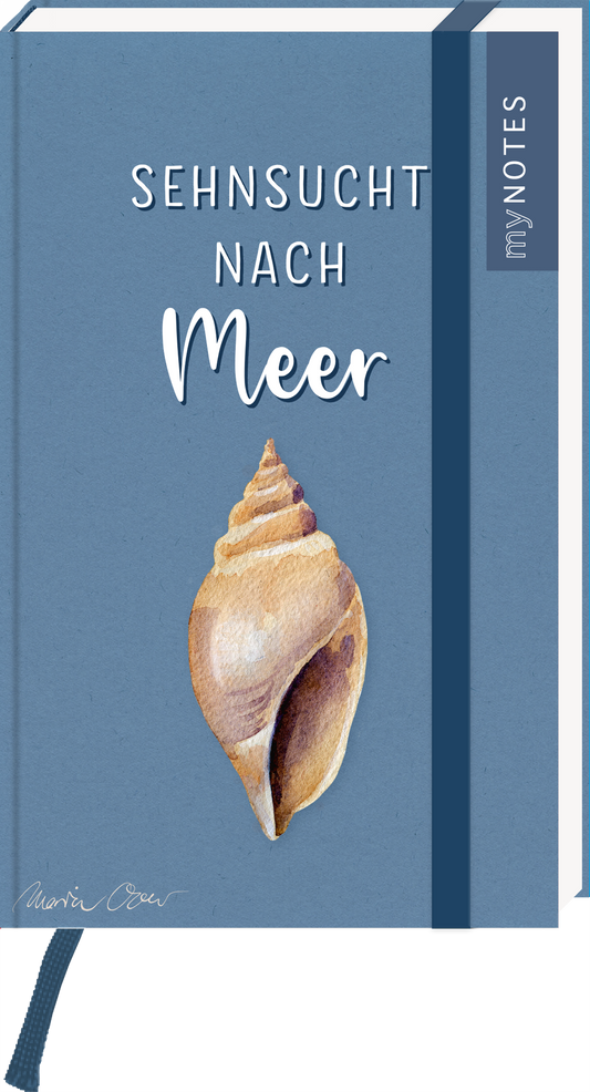 Das Buchcover zeigt einen sanften, blauen Hintergrund. In der Mitte prangt der Titel „SEHNSUCHT NACH MEER“ in einer geschwungenen, weißen Schrift. Darunter ist eine detaillierte, aquarellierte Muschel in sanften Erdtönen abgebildet. Oben links erkennt man den Schriftzug „my NOTES“ in einer modernen, grauen Typografie. Ganz unten mittig steht der Logoschriftzug von arsEdition.