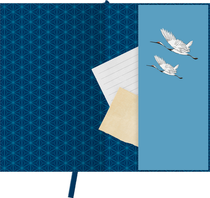 Gezeigt wird eine Innen- oder Zusatzansicht von „myNOTES Papeterie: Notizbuch A6 Japan“. Der innere Hintergrund ist in einem tiefen Blau mit einem geometrischen, helleren Muster gestaltet. Auf der rechten Seite befindet sich eine praktische Tasche in hellblauer Farbe, die mit zwei stilisierten, weißen Storchen verziert ist. Ein Teil der Tasche enthält ein Blatt liniertem Papier sowie einen kleinen, beigefarbenen Notizzettel. Die Typografie ist elegant und schlicht, passend zur...