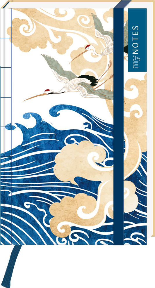Das Buchcover zeigt eine stilisierte Darstellung von zwei Krähen, die über dynamische Wellen fliegen. Die Farbpalette besteht aus sanften Beigetönen, kräftigem Blau und elegantem Weiß, was eine harmonische und beruhigende Atmosphäre schafft. Auf der rechten Seite ist eine blaue Binde mit der Aufschrift „my NOTES“ zu sehen. Der Hintergrund ist mit kunstvollen Wolkenmotiven verziert. Ganz unten mittig steht der Logoschriftzug von arsEdition.