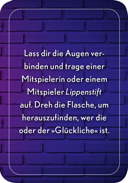 Gezeigt wird eine Innen- oder Zusatzansicht von „Auf wen die Flasche zeigt“. Der Hintergrund ist aus dunklen Mauerziegeln in lila- und violetttönen gestaltet. Der Text ist weiß und prominent platziert, mit einer einladenden, spielerischen Schriftart. Die Aussage fordert dazu auf, die Augen zu verbinden und an einem Spiel teilzunehmen. Die klare Typografie und die kontrastierenden Farben fördern die Lesbarkeit und heben die zentrale Botschaft hervor.