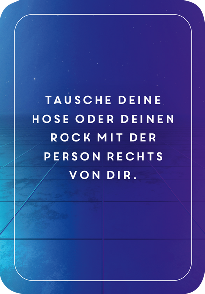 Gezeigt wird eine Innen- oder Zusatzansicht von „Auf wen die Flasche zeigt“. Der Hintergrund ist in einem sanften Verlauf von Blau zu Lila gehalten, was eine moderne Atmosphäre schafft. Zentrale Elemente sind der Text in großer, weißer Typografie, der laut „TAUSCHE DEINE HOSE ODER DEINEN ROCK MIT DER PERSON RECHTS VON DIR“ lautet. Die klare Schriftart sorgt für gute Lesbarkeit, während die rechteckigen, abgerundeten Ränder das Design abrunden.