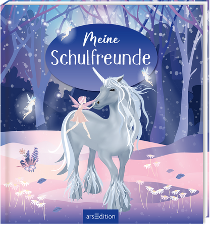 Das Buchcover zeigt ein zauberhaftes Szenario mit einem grauen Einhorn und einer kleinen, geflügelten Fee, die zärtlich miteinander interagieren. Der Hintergrund ist in sanften Blau- und Rosatönen gehalten, mit einer mystischen Waldszenerie und leuchtenden Sternen. Die Schrift „Meine Schulfreunde“ erscheint in eleganter, weißer Typografie innerhalb einer ovalen, blauen Fläche. Ganz oben rechts ist ein SPIEGEL-Bestseller-Button zu sehen. Ganz unten mittig steht der Logoschriftzug von...