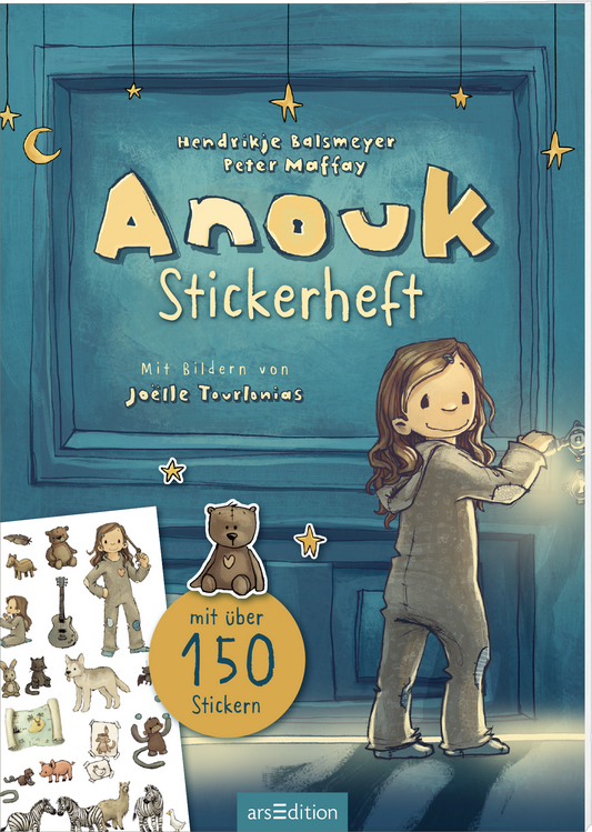 Das 3D-Cover zeigt eine hellblaue, von Sternen und Monden umrandete Zimmertür. In der Mitte steht das Kind Anouk mit langen, lockigen Haaren und trägt einen grauen Schlafanzug. Sie drückt gerade die Türklinke herunter und lächelt einen an. Durch das Schlüsselloch und unter dem Türschlitz leuchtet gelbes geheimnisvolles Licht. Das Heft enthält zahlreiche bunte Sticker, die um das Cover angeordnet sind. Oben stehen die Namen „Hendrikje Balsmeyer“ und „Peter Maffay“. Unten befindet...