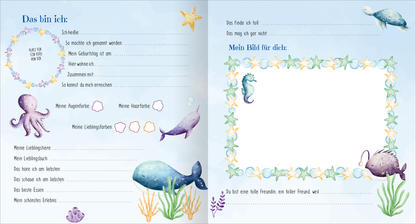 Gezeigt wird eine Innenansicht von „Meine liebsten Freunde – Meerjungfrau“. Die Seite hat einen sanften blauen Hintergrund mit maritimen Illustrationen wie einem Tintenfisch, einer Wal, Seesternen und Korallen in sanften Pastellfarben. Überschriften sind in einer verspielten Schriftart gehalten, während die Textfelder klare Linien und ausreichend Platz bieten, um persönliche Informationen einzutragen. Umrahmungen um die Bilder fügen zusätzliche Farbe und Lebensfreude hinzu, während...