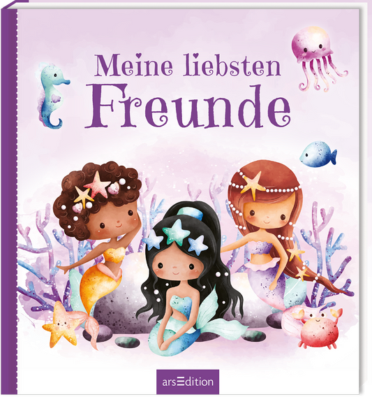 Das Buchcover zeigt drei farbenfrohe Meerjungfrauen, die fröhlich im Wasser sitzen. Die Farbpalette umfasst sanfte Pastelltöne mit lila, rosa und aquamarin. Über ihnen steht in verspielter, lila Schrift der Titel „Meine liebsten Freunde“. Umgeben sind die Meerjungfrauen von bunten Seesternen und kleinen Fischen, die eine lebhafte Unterwasserwelt darstellen. Ganz oben rechts ist einequalitative Jellfish mit sanften Tentakeln. Ganz unten mittig steht der Logoschriftzug von arsEdition.