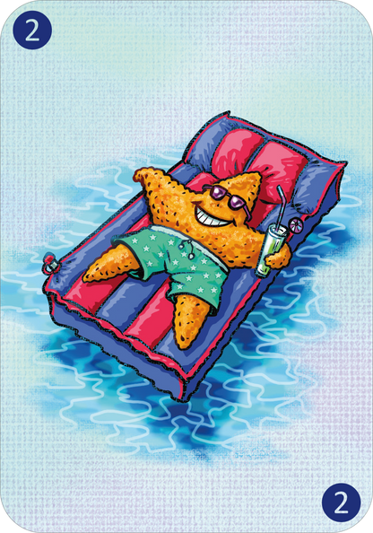 Gezeigt wird eine Innen- oder Zusatzansicht von „Spinn dich aus – Tiergeschichten“. Die Illustration zeigt einen lächelnden, orangefarbenen Seestern, der auf einer bunten Liege im Wasser entspannt. Er trägt eine farbige Sonnenbrille und grüne Shorts mit weißen Sternen. In seiner Hand hält er ein Getränk mit einem Strohhalm. Der Hintergrund ist in sanften Blau- und Türkistönen gehalten, was eine ruhige, sommerliche Atmosphäre vermittelt. Die Zahl „2“ ist in der oberen linken...