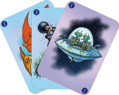 Gezeigt wird eine Innen- oder Zusatzansicht von „Spinn dich aus – Fantasiegeschichten“. Die Abbildung zeigt drei aufgefächerte farbenfrohe Spielkarten. Die oberste Karte zeigt ein Ufo mit zwei Aliens, die darinsitzen. Die Karten sind jeweils mit unterschiedlichen Ziffern nummeriert.
