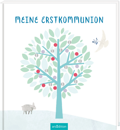 Das Buchcover zeigt einen stilisierten Baum in sanften Farben, mit grünen Blättern und leuchtend roten sowie grauen Früchten. Ein kleines, graues Schaf steht am Fuß des Baumes, während eine weiße Taube darüber schwebt. Die Schrift „MEINE ERSTKOMMUNION“ ist in blauer, verspielter Typografie vorne platziert. Die sanfte Farbgebung und die kindlichen Illustrationen vermitteln eine festliche und beruhigende Atmosphäre. Ganz unten mittig steht der Logoschriftzug von arsEdition.