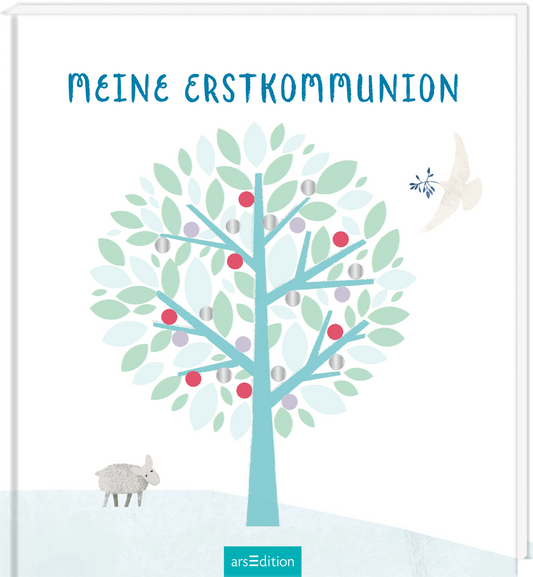 Das Buchcover zeigt einen stilisierten Baum in sanften Farben, mit grünen Blättern und leuchtend roten sowie grauen Früchten. Ein kleines, graues Schaf steht am Fuß des Baumes, während eine weiße Taube darüber schwebt. Die Schrift „MEINE ERSTKOMMUNION“ ist in blauer, verspielter Typografie vorne platziert. Die sanfte Farbgebung und die kindlichen Illustrationen vermitteln eine festliche und beruhigende Atmosphäre. Ganz unten mittig steht der Logoschriftzug von arsEdition.