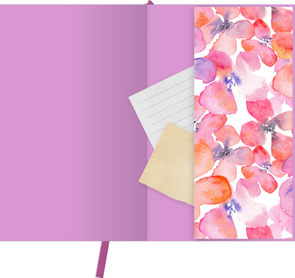 Gezeigt wird eine Innen- oder Zusatzansicht von „myNOTES Papeterie: Notizbuch A6 Blumenträume“. Die Innenseite präsentiert eine sanfte lila Farbe, die sich harmonisch in das Design einfügt. Auf der rechten Seite ist ein florales Muster mit Aquarellblüten in Rosa-, Rot- und Violetttönen zu sehen. In der Mitte sind mehrere Blätter mit Linien, darunter ein leichtes, beigefarbenes Blatt. Die Typografie ist schlicht und klar, ideal für Notizen und kreative Einträge.