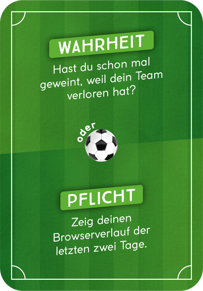 Gezeigt wird eine Innen- oder Zusatzansicht von „Wahrheit oder Abseits“. Die Karte hat einen grünen Hintergrund, der an einen Fußballplatz erinnert. In der oberen Hälfte steht in großen, weißen Buchstaben „WAHRHEIT“, gefolgt von einer Frage in kleineren, grauen Buchstaben. In der Mitte befindet sich ein Fußball-Symbol, das den Übergang zur unteren Hälfte einleitet, wo in derselben grünen Schrift „PFLICHT“ steht. Darunter folgt eine Aufforderung in grauer Schrift.