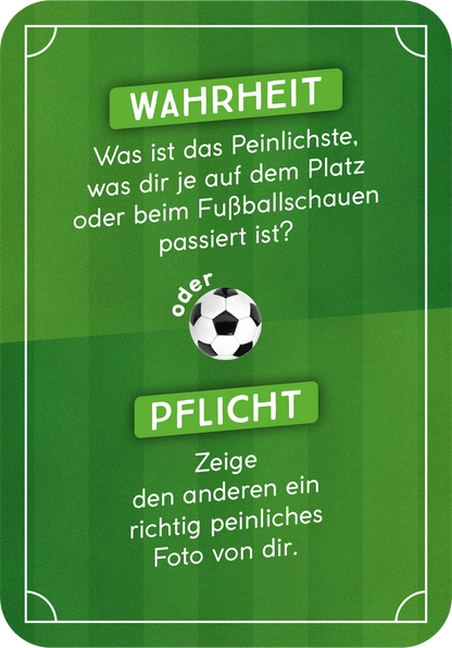 Gezeigt wird eine Innen- oder Zusatzansicht von „Wahrheit oder Abseits“. Die Karte hat einen grünen Hintergrund, der an einen Fußballfeld erinnert. Oben steht in großer, weißer Schrift „Wahrheit“, darunter die Frage in etwas kleinerer Schrift. In der Mitte ist ein schwarzer Fußball abgebildet, unter dem in grüner Schrift das Wort „Pflicht“ steht. Darunter steht die Anweisung in schwarzer Schrift. Die Verwendung von verschiedenen Schriftgrößen und Farben sorgt für eine klare...