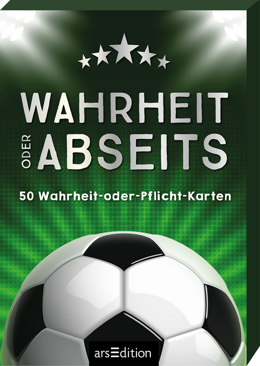 Das Buchcover zeigt einen Fußball mit einem schwarz-weißen Muster, umgeben von einem grünen Hintergrund, der mit einem lichtdurchlässigen Effekt gestaltet ist. Groß und prominent steht in typografischer Fettschrift „WAHRHEIT oder ABSEITS“ in Weiß und Grau. Darunter sind die Worte „50 Wahrheit-oder-Pflicht-Karten“ in kleinerer Schrift. Am oberen Rand sind drei goldene Sterne abgebildet. Ganz unten mittig steht der Logoschriftzug von arsEdition.