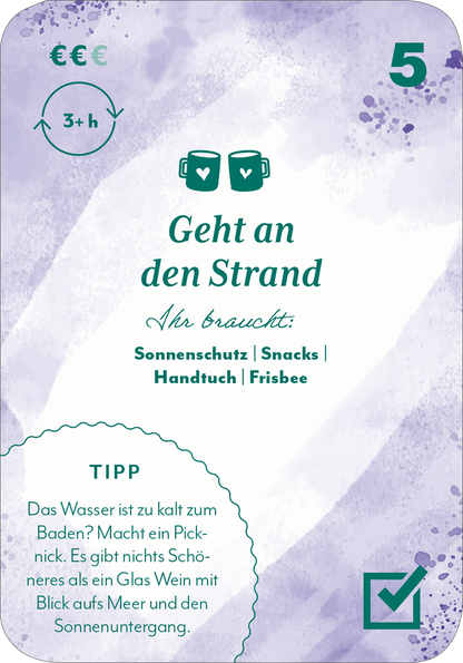 Gezeigt wird eine Innen- oder Zusatzansicht von „100 x Friends Forever“. Die Karte zeigt einen sanften, lila Farbverlauf als Hintergrund und hebt den Titel „Geht an den Strand“ in eleganter, grüner Schrift hervor. Unter dem Titel sind die benötigten Elemente in grün-weißer Auflistung zu sehen: „Sonnenschutz | Snacks | Handtuch | Frisbee“. Am unteren Rand befindet sich ein Tipp in kleinerer Schrift, umrahmt von einer geschwungenen Linie. Ein Häkchen in grün bestätigt den...