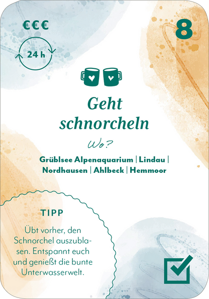 Gezeigt wird eine Innen- oder Zusatzansicht von „100 x Friends Forever“. Die Karte hat einen sanften, aquarellartigen Hintergrund in Pastelltönen, mit hellen Blaugrautönen und sanften Orange- und Gelbtönen. In der oberen rechten Ecke befindet sich die Zahl „8“ in einer großen, dunklen Schrift. Die zentrale Überschrift „Geht schnorcheln“ ist in einer eleganten, geschwungenen Schriftart in dunklem Grün gesetzt. Unterhalb der Überschrift sind mehrere Orte aufgeführt, während...