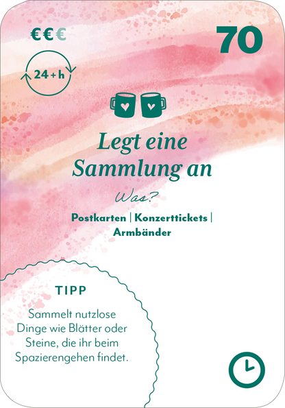 Gezeigt wird eine Innen- oder Zusatzansicht von „100 x Friends Forever“. Die Karte zeigt einen sanften, rosa-harmonischen Farbverlauf, der von zarten Wasserfarben inspiriert ist. Im oberen Bereich steht in eleganter, tealfarbener Schrift „Legt eine Sammlung an“. Darunter erläutern kleine Symbole und Texte, dass es um das Sammeln von Postkarten, Konzerttickets und Armbändern geht. Ein praktischer Tipp wird in einer geschwungenen Box hervorgehoben. Die Typografie vermittelt eine...