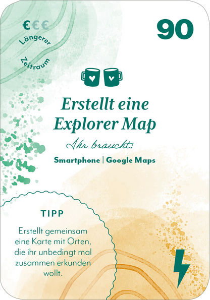 Gezeigt wird eine Innen- oder Zusatzansicht von „100 x Friends Forever“. Die Karte präsentiert einen weißen Hintergrund mit zarten aquarellartigen in mintgrün und orange verlaufenden Farbspritzern. In der oberen Hälfte steht in eleganter, dunkler Schrift der Satz „Erstellt eine Explorer Map“. Darunter befindet sich eine Liste mit benötigten Materialien in einer modernen Typografie. Am unteren Rand ist der Hinweis „TIPP“ in einer markanten Schriftart hervorgehoben, mit einem...