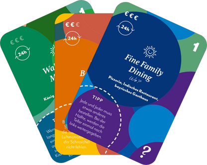 Gezeigt wird eine Innen- oder Zusatzansicht von „100 x Zusammen sein“. Die Ansicht präsentiert drei Spielkarten in kräftigen Farben: Grün, Orange und Blau. Jede Karte ist mit runden Formen und Textfeldern gestaltet. Auf der blauen Karte steht „Fine Family Dining“ in einer verspielten Schriftart, umgeben von einem Sonnenmotiv. Die orange Karte enthält einen Tipp in einem weißen Textfeld, während die grüne Karte den Titel einer Aktivität anzeigt. Die Farben sind lebendig und...