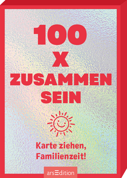 Das Buchcover zeigt einen holografischen Hintergrund in sanften Lila- und Grüntönen, umrahmt von einem roten Rand. In der Mitte steht in großen, roten Buchstaben „100 X ZUSAMMEN SEIN“. Darunter befindet sich ein lächelndes Sonnensymbol, begleitet von dem Text „Karte ziehen, Familienzeit!“. Die Atmosphäre wirkt einladend und fröhlich. Ganz unten mittig steht der Logoschriftzug von arsEdition.