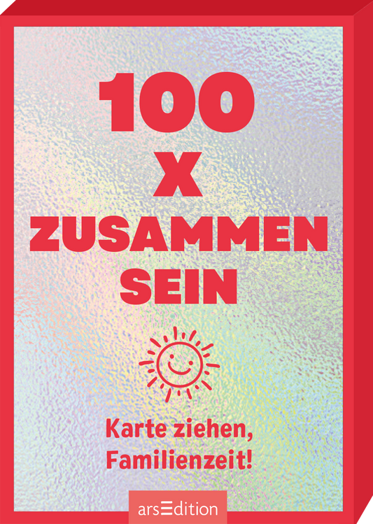 Das Buchcover zeigt einen holografischen Hintergrund in sanften Lila- und Grüntönen, umrahmt von einem roten Rand. In der Mitte steht in großen, roten Buchstaben „100 X ZUSAMMEN SEIN“. Darunter befindet sich ein lächelndes Sonnensymbol, begleitet von dem Text „Karte ziehen, Familienzeit!“. Die Atmosphäre wirkt einladend und fröhlich. Ganz unten mittig steht der Logoschriftzug von arsEdition.