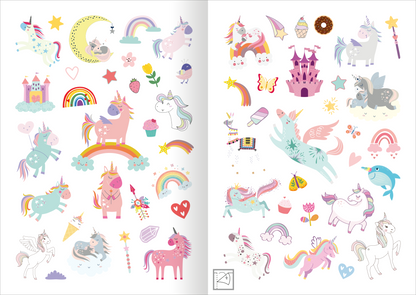 Gezeigt wird eine Innen- oder Zusatzansicht von „Mein Einhorn-Stickerheft“. Die Doppelseite enthält zahlreiche bunte Sticker mit Einhörnern, Regenbögen, Wolken und Sternen. Die Farben sind überwiegend in Pastelltönen, mit dominanten Rosa-, Blau- und Goldtönen. Die typografischen Elemente sind verspielt und kindgerecht gestaltet. Zu sehen sind auch andere Motive wie Süßigkeiten und Schlösser, die den fantastischen Charakter des Hefts unterstreichen.