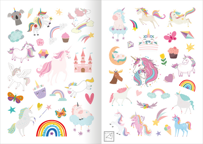 Gezeigt wird eine Innen- oder Zusatzansicht von „Mein Einhorn-Stickerheft“. Die Seite zeigt zahlreiche bunte Sticker mit Einhörnern, Regenbögen, Wolken und weiteren Fantasy-Elementen. Die Farben sind pastellfarben, darunter sanftes Rosa, Blütenweiß, Himmelblau und Lila. Die Typografie ist verspielt und kindgerecht, oft in verschiedenen Farben. Zusätzlich sind Elemente wie Cupcakes und Sterne abgebildet, die das magische Thema der Sticker unterstreichen.