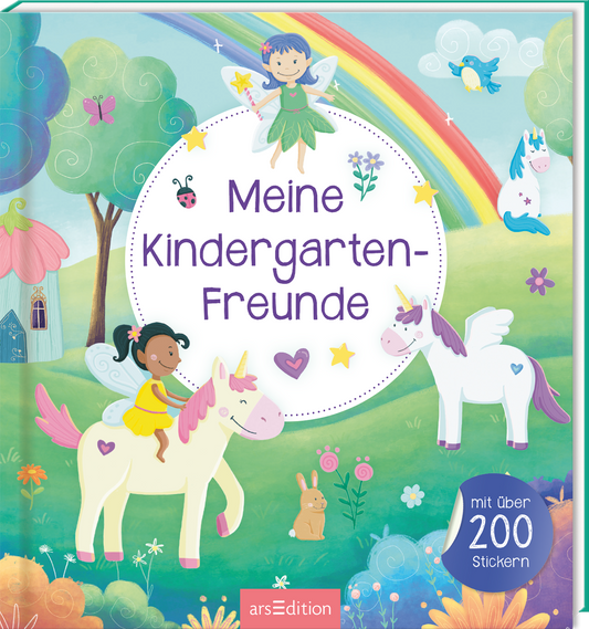 Das Buchcover zeigt eine fantasievolle, farbenfrohe Landschaft mit einem Regenbogen und verschiedenen Märchenfiguren. Eine Fee mit grünen Flügeln schwebt in der oberen Mitte, während ein Mädchen auf einem Einhorn sitzt und lächelt. Der Titel „Meine Kindergarten-Freunde“ ist in verspielter, lila Schrift in einem weißen Kreis platziert. Oben links verweist der Text „mit über 200 Stickern“ auf den zusätzlichen Inhalt. Ganz unten mittig steht der Logoschriftzug von arsEdition.