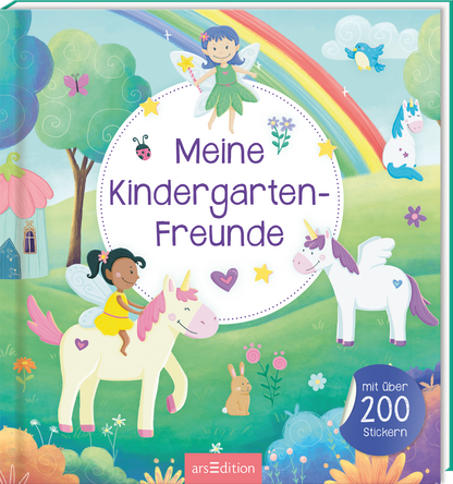 Das Buchcover zeigt eine fantasievolle, farbenfrohe Landschaft mit einem Regenbogen und verschiedenen Märchenfiguren. Eine Fee mit grünen Flügeln schwebt in der oberen Mitte, während ein Mädchen auf einem Einhorn sitzt und lächelt. Der Titel „Meine Kindergarten-Freunde“ ist in verspielter, lila Schrift in einem weißen Kreis platziert. Oben links verweist der Text „mit über 200 Stickern“ auf den zusätzlichen Inhalt. Ganz unten mittig steht der Logoschriftzug von arsEdition.