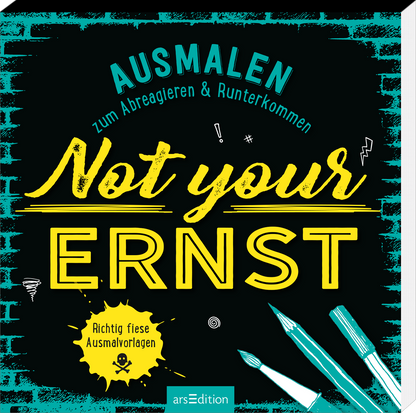 Das Buchcover zeigt eine dynamische Gestaltung in Schwarz mit einer strukturierten Hintergrundtextur, die an eine Wand erinnert. Der Titel „Not your ERNST“ ist in einer verspielten, gelben Schriftart mittig platziert, umgeben von verschiedenen grafischen Elementen wie Stiften und Warnsymbolen. Oben steht der Hinweis „AUSMALEN zum Abreagieren &amp; Runterkommen“ in einer hellblauen Schrift. Unten in einem gelben Stern steht „Richtig fiese Ausmalvorlagen“. Ganz unten mittig steht der...